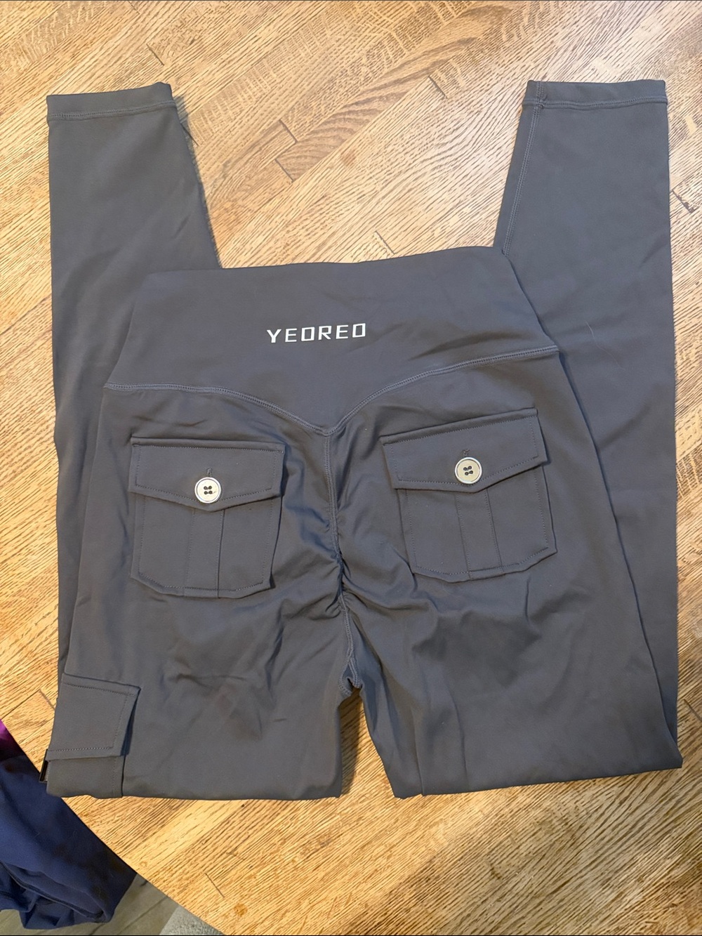 YEOREO Dark Gray/Brown Active Leggings with Back Pocket Detail & Scrunch Butt